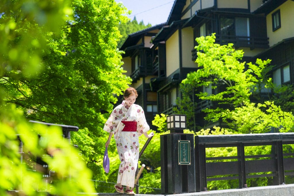 黒川温泉街を浴衣で散策
