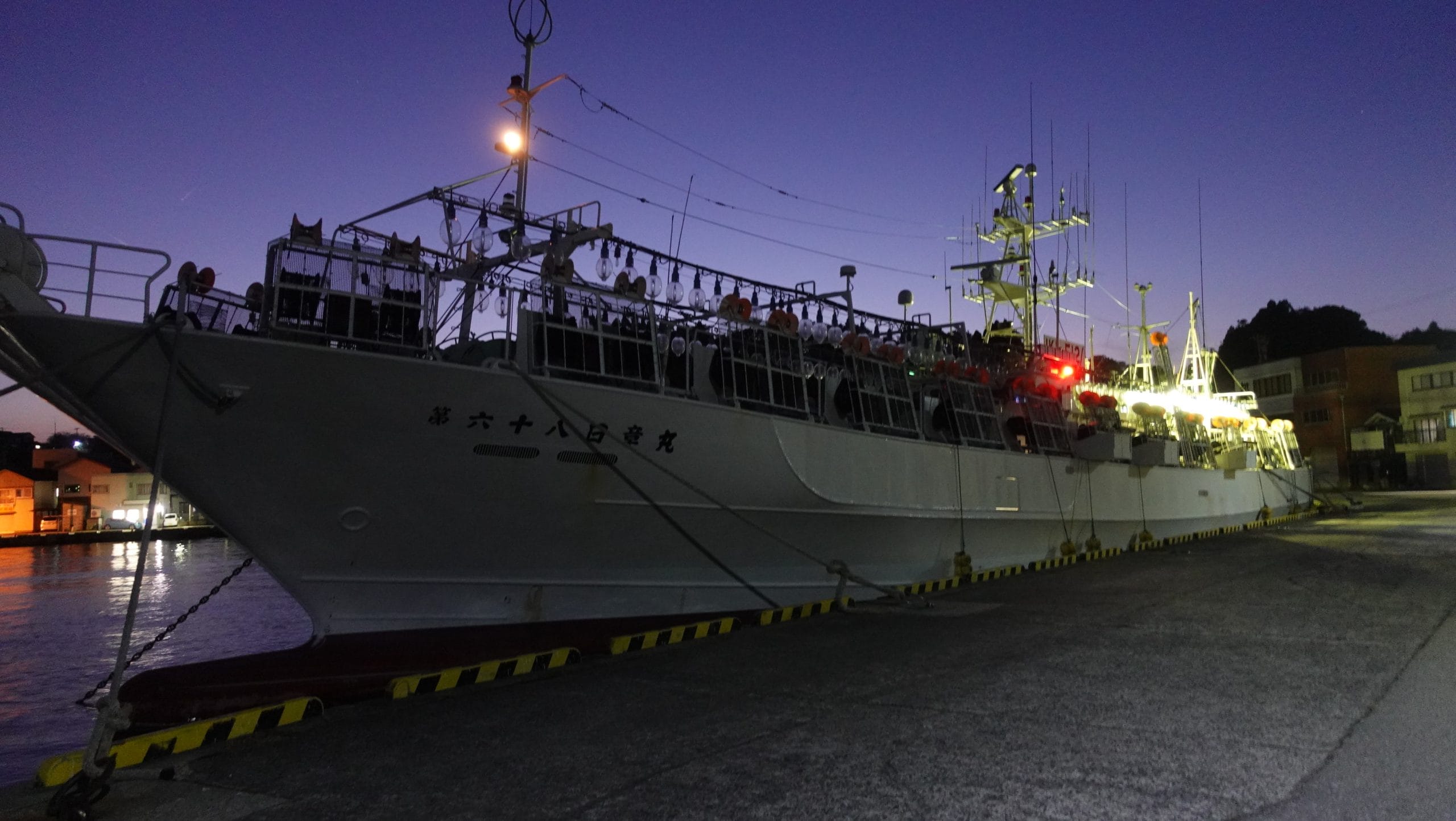 能登町　小木港のイカ釣り漁船