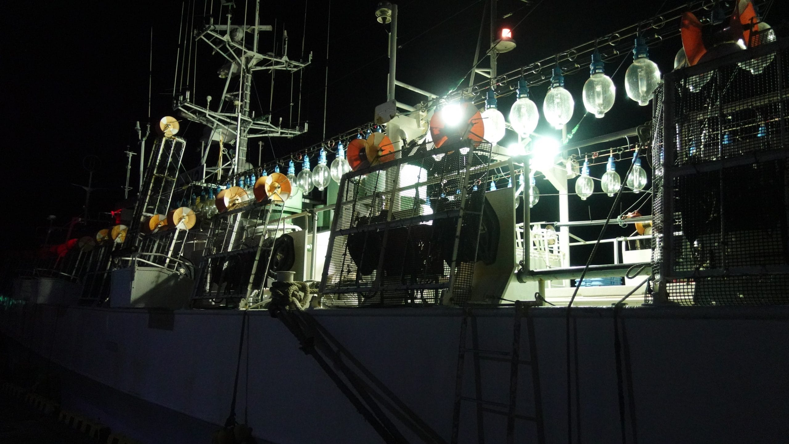 能登町　小木港のイカ釣り漁船