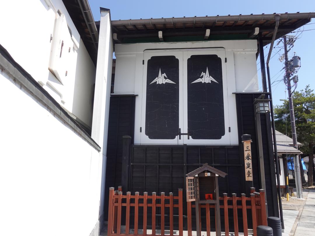 宮川のたもとの立派な蔵