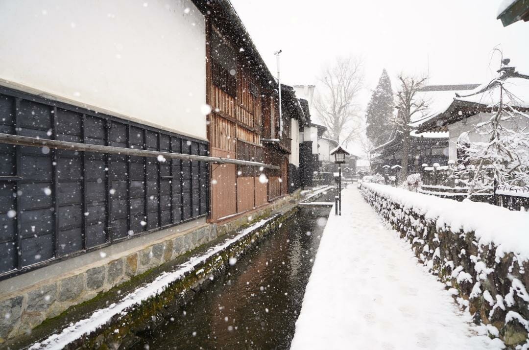 飛騨古川　白壁土蔵の雪の季節