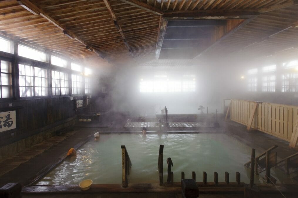 八甲田の樹氷観光の後は_酸ヶ湯温泉