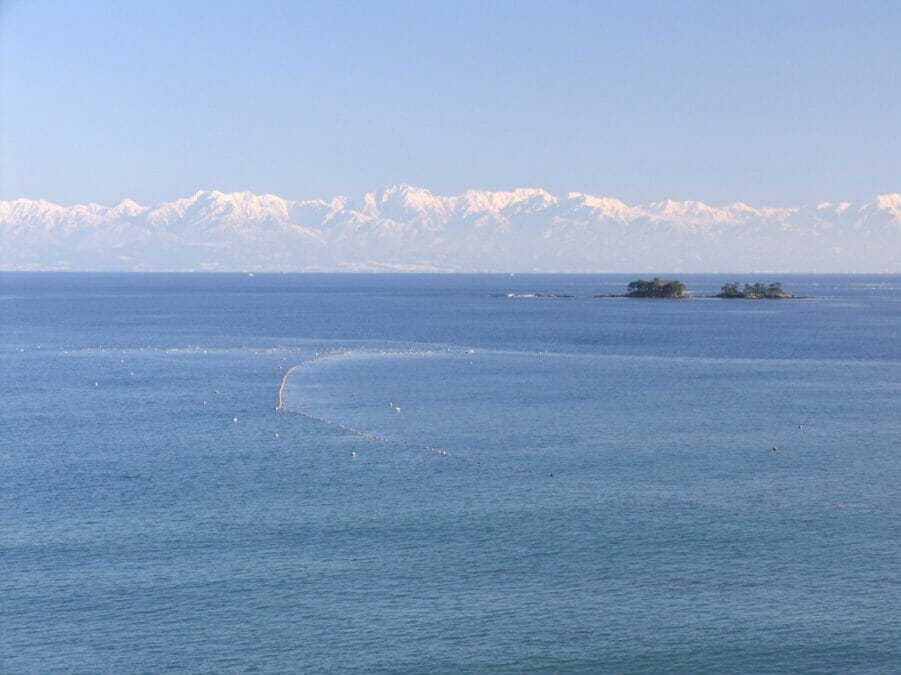 富山湾と定置網