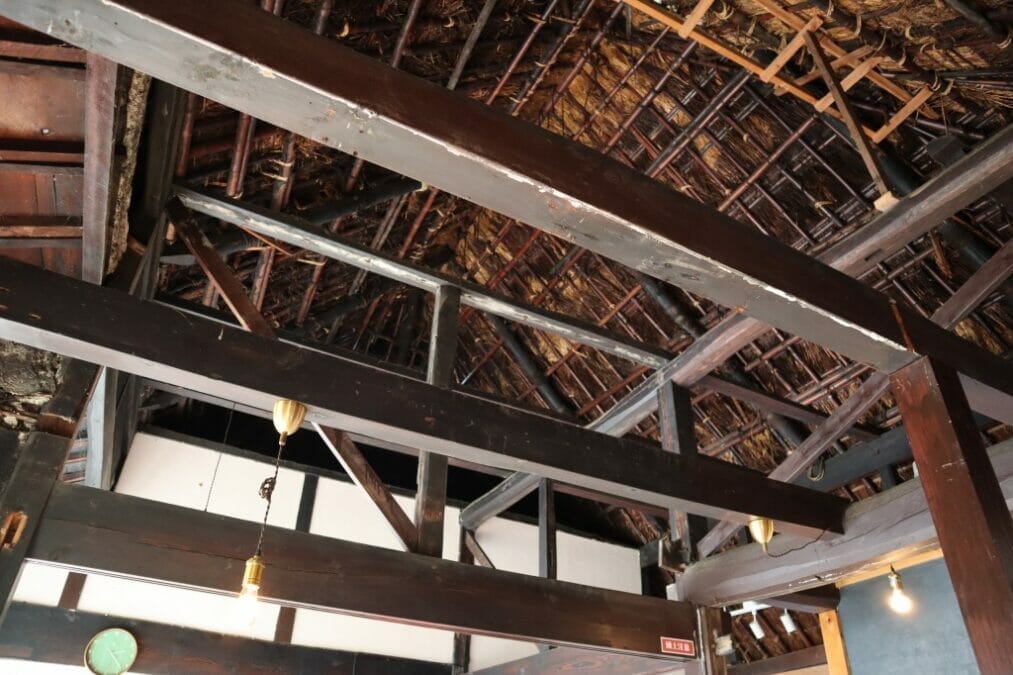 ゲストハウスおむすびの天井の梁