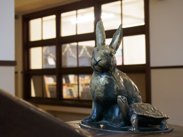 豊郷町の「うさぎと亀」