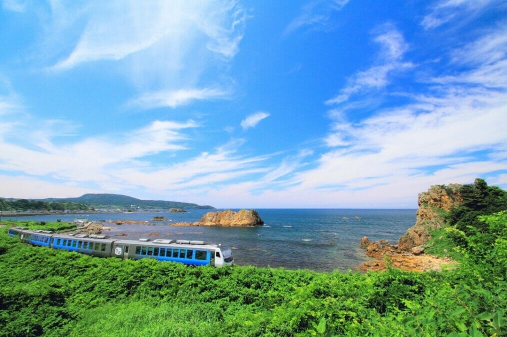 青森県 深浦町 観光列車「リゾートしらかみ」海沿い