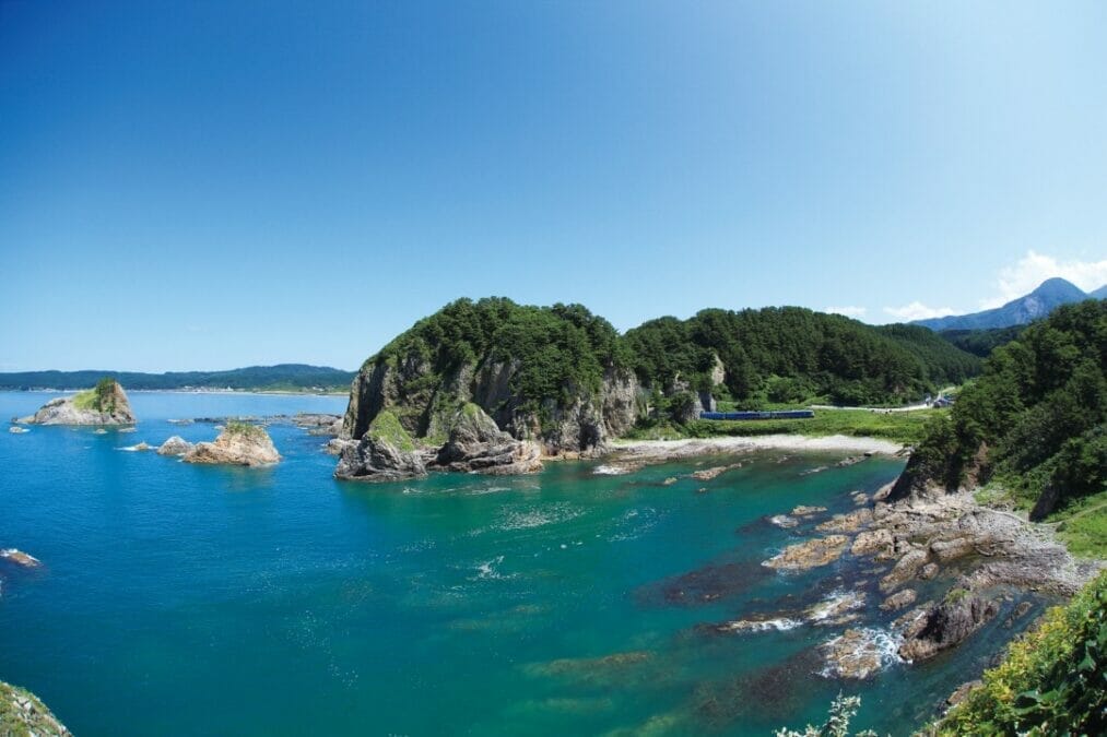 深浦町　観光列車「リゾートしらかみ」海沿い