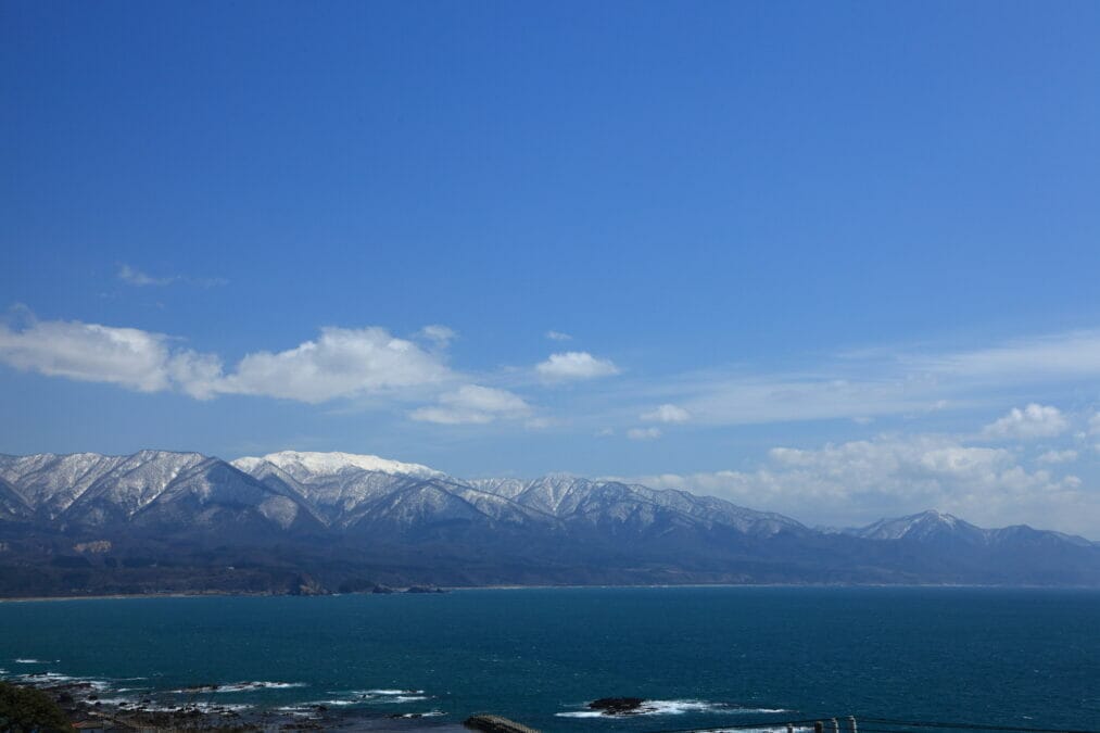 日本海越しに見る白神山地　