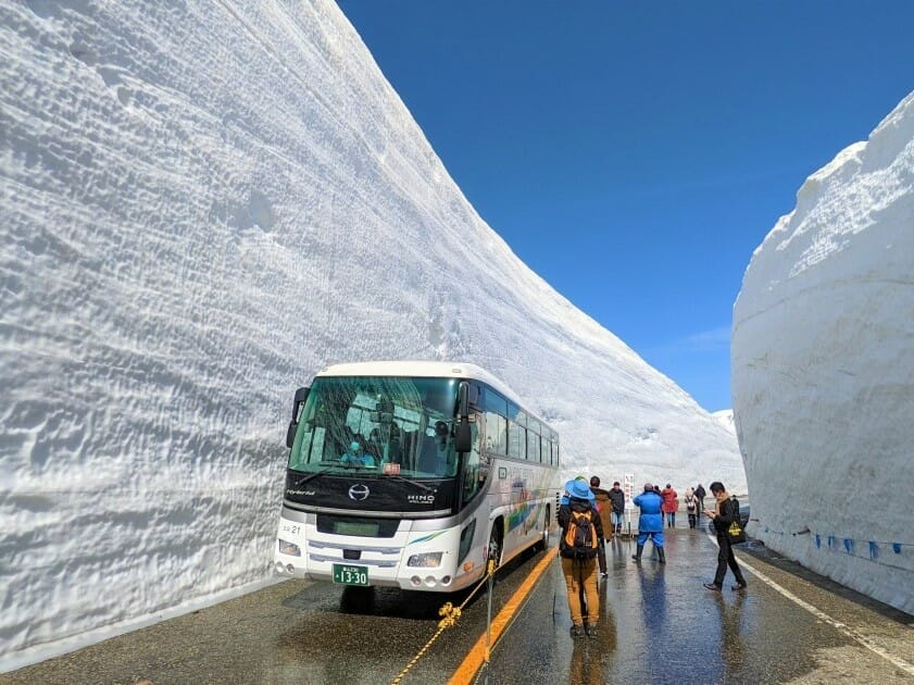 立山黒部アルペンルートが雪の大谷高さを予想するツイッターキャンペーン実施｜過去20年の最高積雪は20m