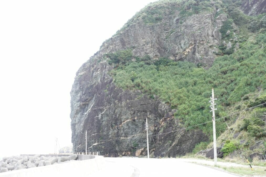 慶留間島の万年累積の岩石