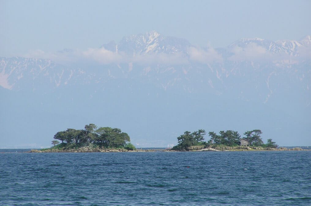 夏の氷見市からの立山連峰