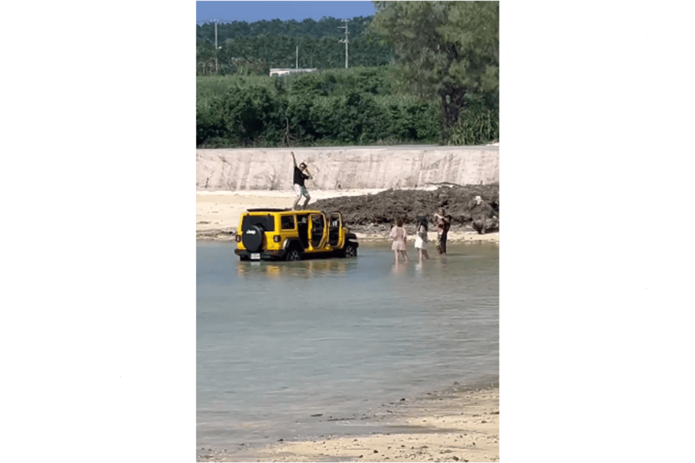 宮古島でレンタカー客が海に車を乗り入れ真撮影