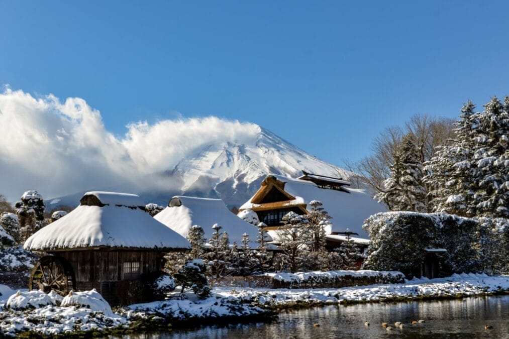 冬の忍野村から見る富士山