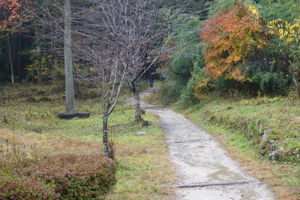 中山道「一石栃立場茶屋」の前の道