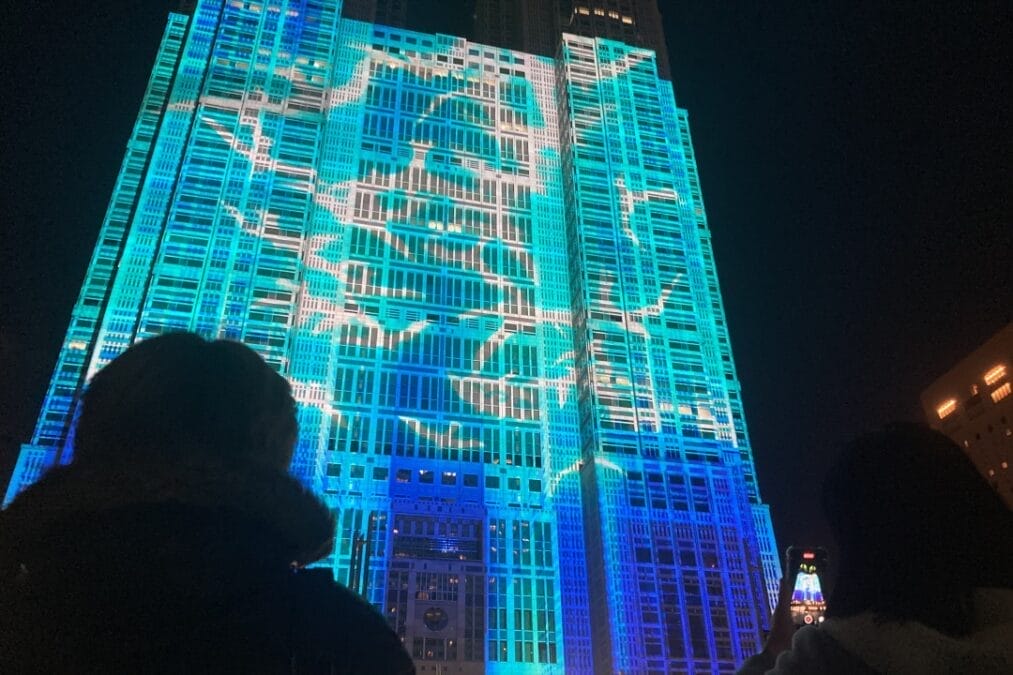 都庁のプロジェクションマッピングの見学者