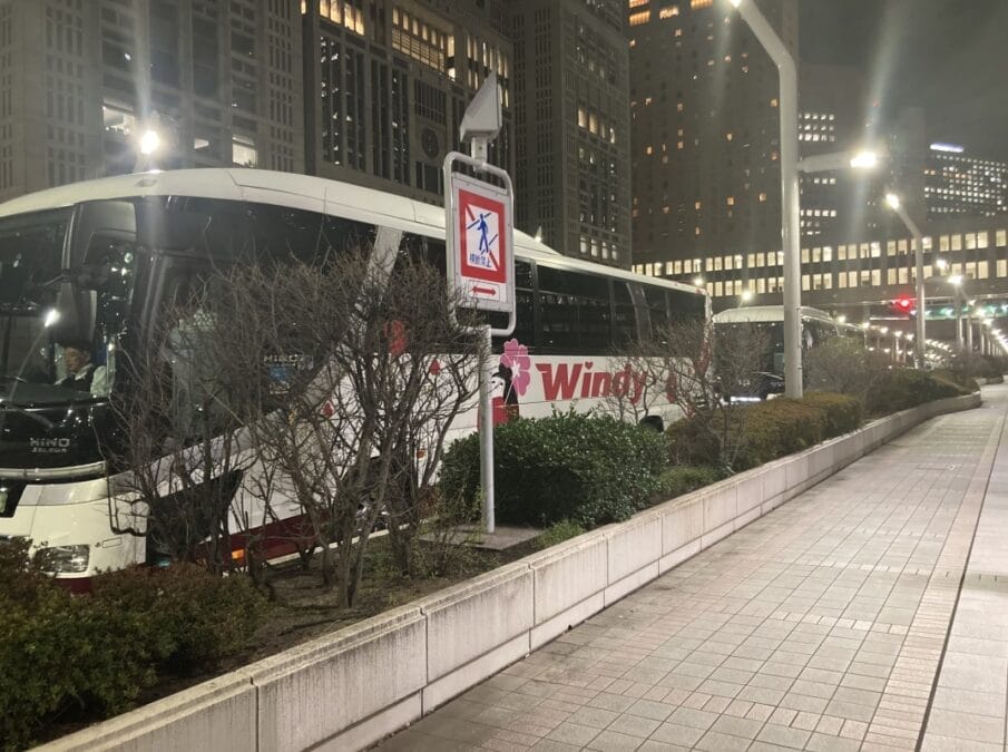 都庁周辺に停車中の観光バス