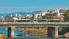 鴨川と四条大橋と京都市バス
