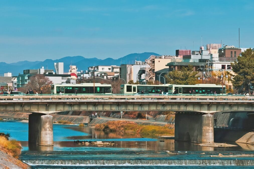 鴨川と四条大橋と京都市バス