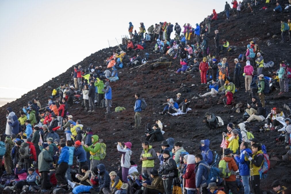 富士山頂付近の混雑 「写真提供：山梨県」