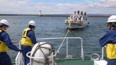 釧路海上保安部と観光船事業者の合同救助訓練