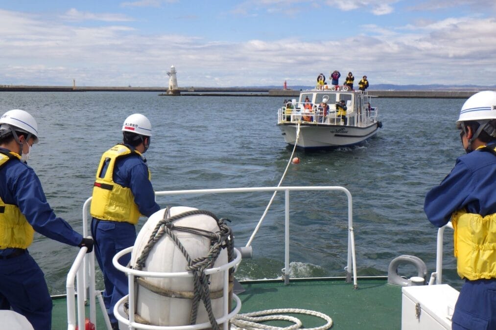 釧路海上保安部と観光船事業者の合同救助訓練
