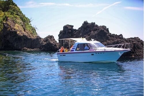 佐渡島の青の洞窟を高速モーターボートで行く！竜王洞めぐり