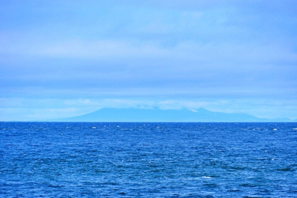 ノサップ岬から北方領土を望む