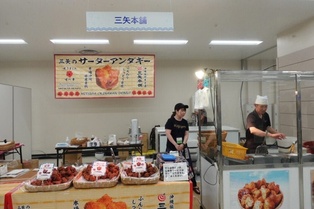 揚げたてのサーターアンダギー