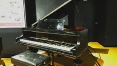 浜松市博物館に展示される大橋幡岩氏設計のグラウンドピアノ