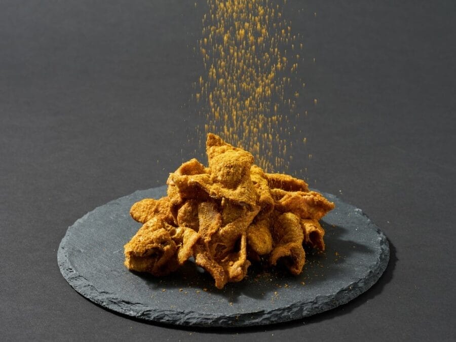 とび辛スパイスがけのCoCo壱番屋 鶏皮チップス