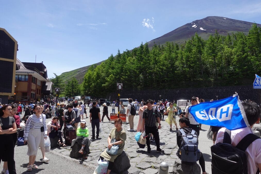 富士山六合目の喧騒