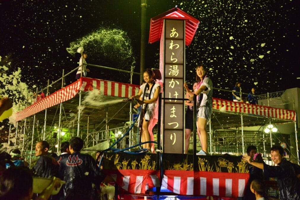 あわら温泉、あわら湯かけまつり初日のお湯かけじゃあ！