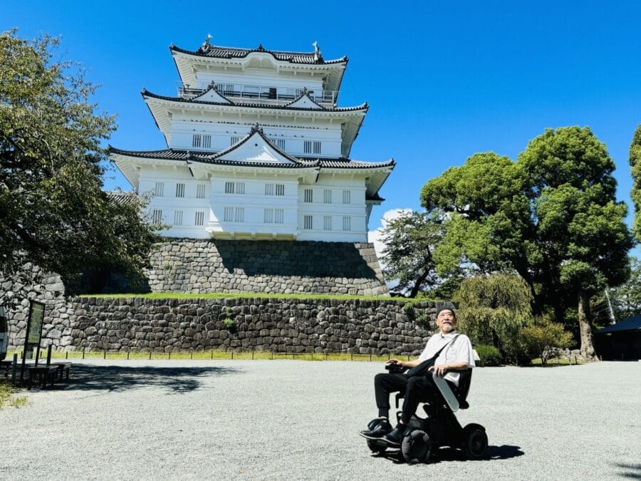 小田原城址公園を走行する近距離モビリティのWHILL