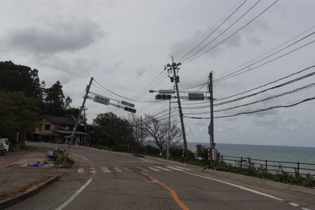 倒れてきそうな信号機