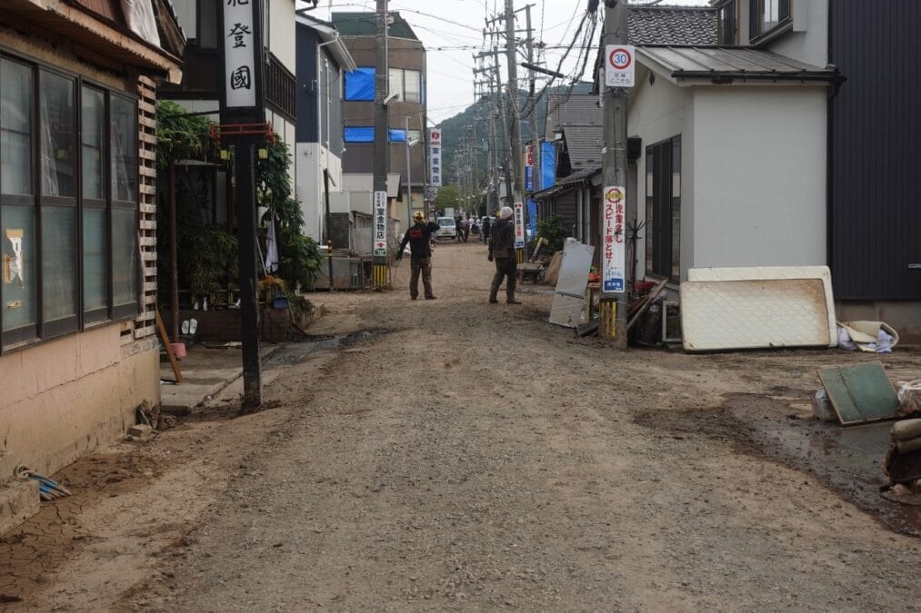 ボランティアが泥を掃いた後の路地