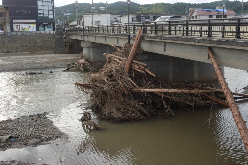 橋桁に溜まったままの瓦礫