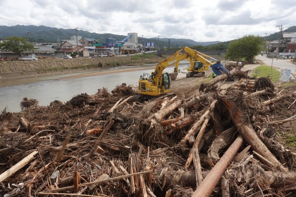 輪島市役所前の橋桁に溜まった瓦礫