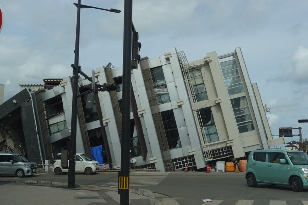 輪島の倒壊したビル