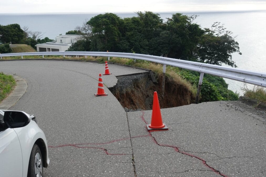 崩落した道路