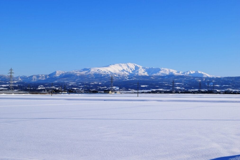 雪化粧の月山