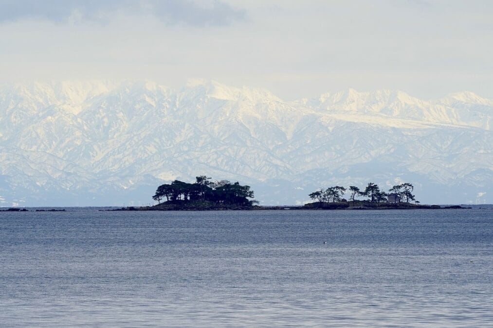 虹ガ島と立山連峰