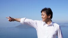 海を背景にポーズする玉木雄一郎（国民民主党党首）