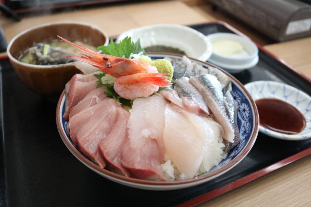 氷見ブリなどが乗る海鮮丼