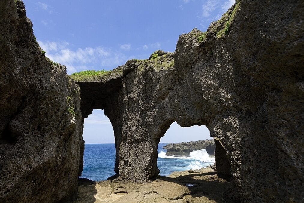 海の奇石の風景