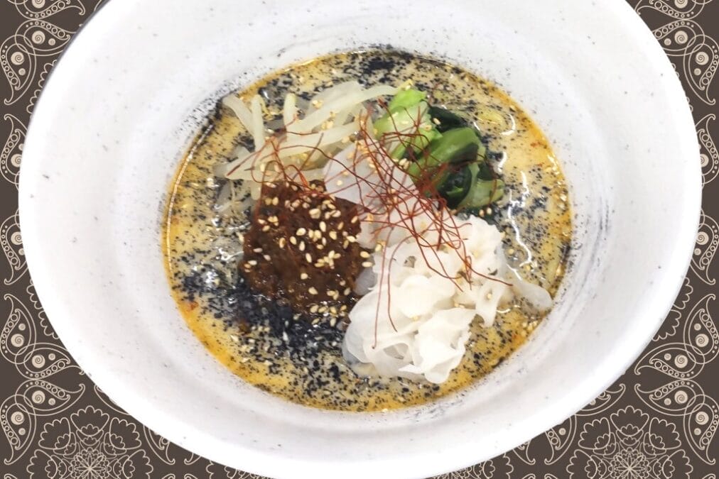 市役所の食堂メニュー　　竹炭担々麺