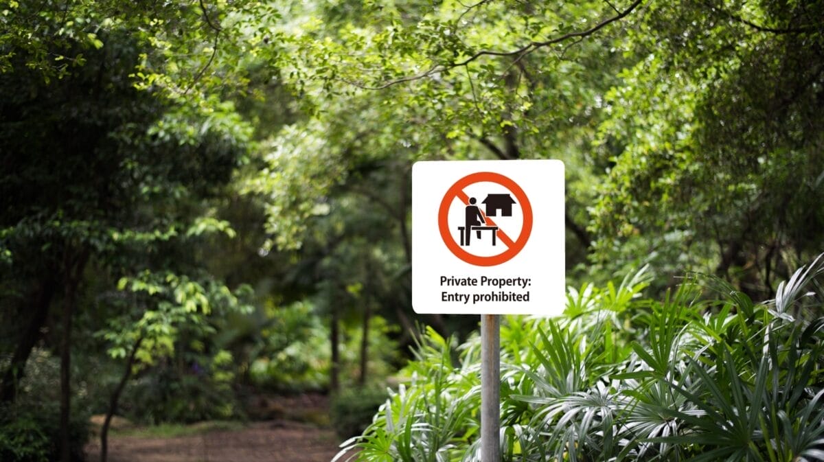 森を背景に観光ピクトグラムの立て看板