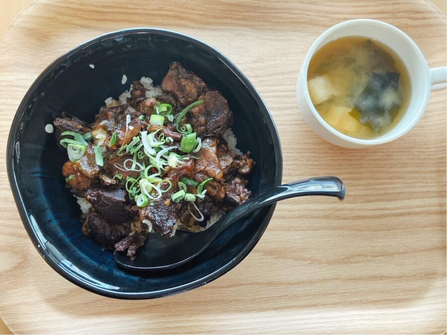 牛すじ煮込み丼