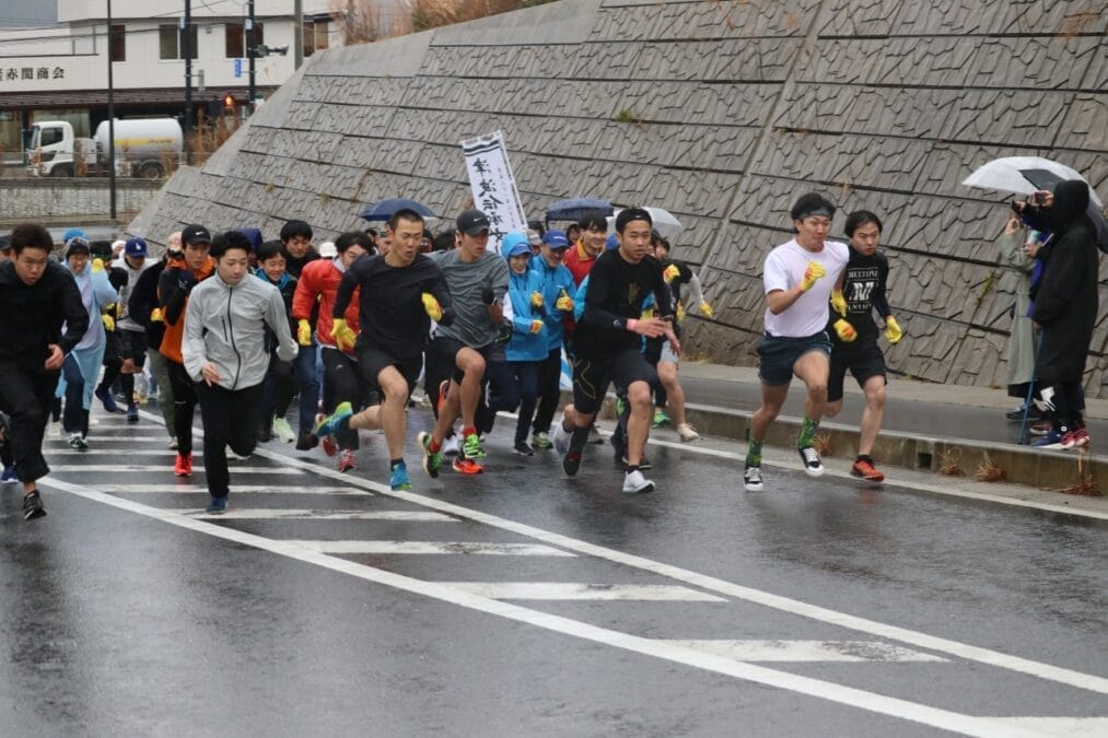 坂を駆け上がる人たち