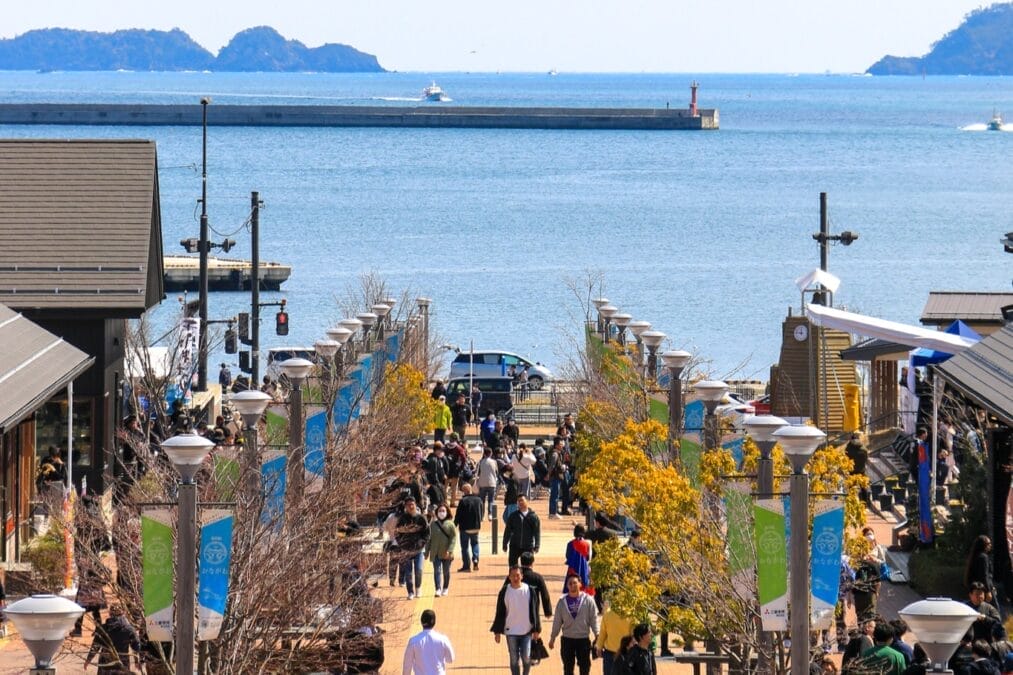 海越しの女川町まちなか交流館