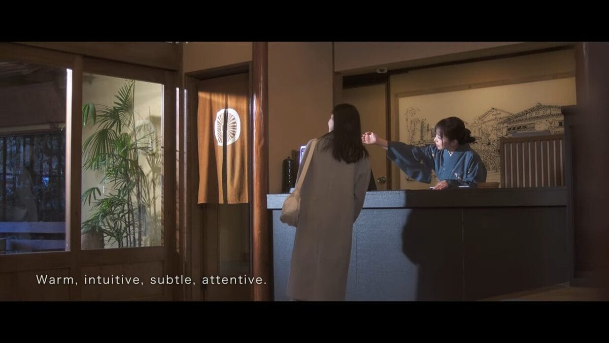 受付で宿泊客を迎える（観光庁旅館プロモーション動画）